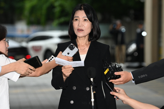 이진숙 방송통신위원장 후보자가 8일 오전 인사청문회 준비 사무실이 마련된 경기 과천시의 한 오피스텔 건물로 첫 출근하고 있다.  문호남 기자