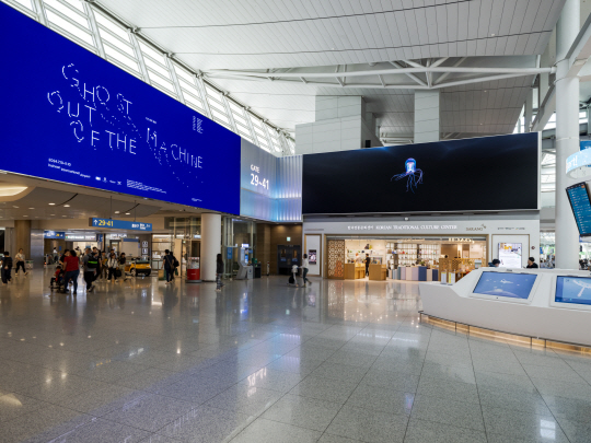 인천공항 제1 터미널에 설치된 상희 작가의 ‘원룸바벨’.