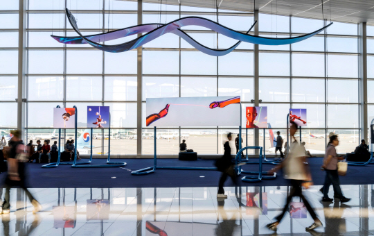 인천공항 제2터미널 전시 안내 라운지. 추수 작가의 ‘달리의 에이미’ 가 설치돼 있다. 예술경영지원센터 제공