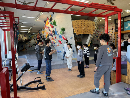 서울 강서구에서 어린이들이 암벽등반 교육을 받고 있다. 강서구청 제공
