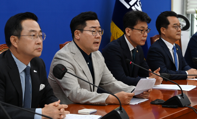 박찬대(왼쪽 두 번째) 더불어민주당 대표 직무대행 겸 원내대표가 9일 오전 국회에서 열린 원내대책회의에서 모두발언을 하고 있다.  곽성호 기자