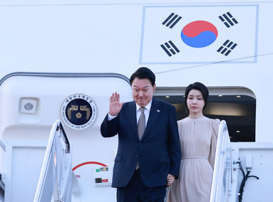 윤석열 대통령과 김건희 여사가 10일(현지시간) 북대서양조약기구(NATO·나토) 75주년 정상회의가 열리는 미국 워싱턴DC 인근 앤드루스 공군기지에 전용기인 공군 1호기 편으로 도착해 인사하고 있다. 연합뉴스