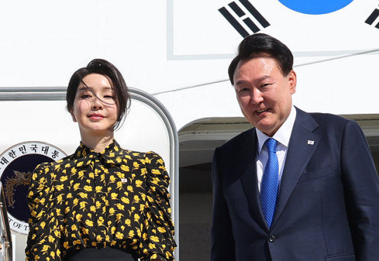 미국 인도·태평양사령부 방문을 마친 윤석열 대통령과 부인 김건희 여사가 9일(현지시각) 미국 하와이 히캄 공군기지에서 북대서양조약기구(NATO·나토) 75주년 정상회의 참석을 위해 워싱턴 DC로 향하는 공군 1호기에 탑승하며 인사하고 있다. 뉴시스