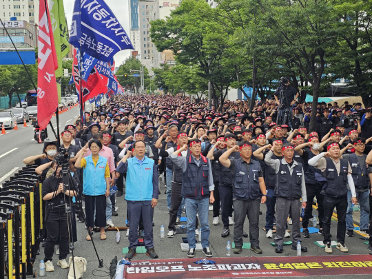 금속노조 울산지부 조합원들이 10일 울산시청 인근에서 집회를 벌이고 있다. 금속노조 울산지부 제공