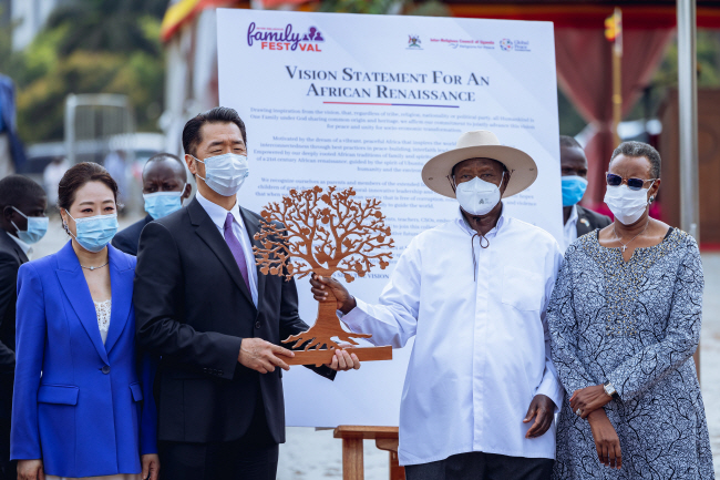 지난달 29일 우간다 캄팔라에서 문현진(왼쪽 두 번째) 글로벌피스재단 세계의장이 요웨리 무세베니(세 번째) 우간다 대통령에게  감사패를 전달하고 있다.   글로벌피스재단 제공