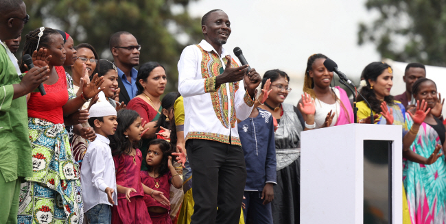 지난달 29일 우간다 캄팔라 콜로로 독립 광장에서 열린 ‘글로벌 패밀리 페스티벌’에서 아프리카인, 인도인 등 다양한 인종이 함께 어우러진 글로벌피스공연단의 공연이 펼쳐지고 있다.   뉴시스