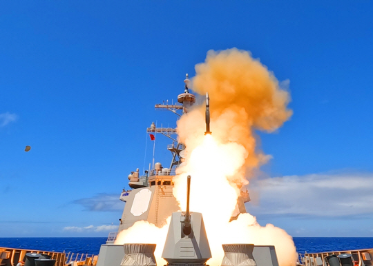 2024 환태평양훈련(RIMPAC)에 참가중인 해군 이지스구축함 율곡이이함(DDG· 7600t)이 지난 10일 오전(하와이 현지시간 9일 오전) 하와이 인근 해상에서 고속으로 접근하는 대공무인표적기를 향해 SM-2 함대공유도탄 실사격을 성공적으로 완수하고 있다. 율곡 이이함은 한화오션(옛 대우조선해양)이 건조한 유일한 이지스함이다. 한화오션은 이지스함 기본설계, 상세설계 경험이 전혀 없는 것이 최대 약점으로 꼽힌다. 해군 제공
