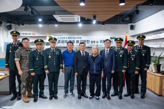 국방부유해발굴감식단이 11일 고(故) 강한찬 일병에 대한 ‘호국의 영웅 귀환 행사’를 11일 오전 대구광역시 서구 달성토성마을에서 개최한 뒤 기념촬영하고 있다. 국방부 제공