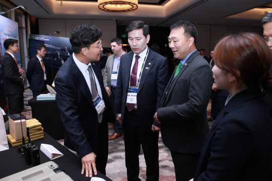 김선호(왼쪽 2번째) 국방부 차관이 11일 호주 캔버라에서 국내 방산업체 전시관을 둘러보고 있다. 국방부 제공