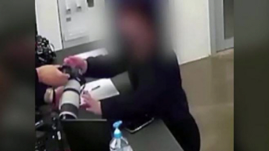 국내 대여점에서 고가의 카메라를 빌리는 일본인. 인천경찰청 제공