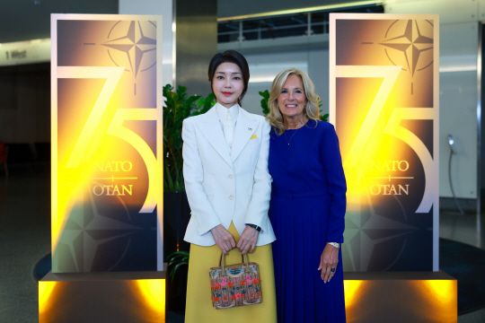 윤석열 대통령과 동행해 미국 워싱턴 DC를 방문한 김건희 여사가 10일(현지시각) 스미스소니언 미국국립역사박물관에서 열린 북대서양조약기구(NATO·나토) 75주년 정상회의 공식 배우자 프로그램에서 조 바이든 미국 대통령 부인 질 바이든 여사와 만나 기념촬영 하고 있다. 대통령실사진기자단