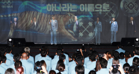 9일 오후 서울 송파구 올림픽공원 올림픽홀에서 열린 2024 파리하계올림픽대회 결단식에서 한덕수(왼쪽 네 번째) 국무총리와 이기흥 대한체육회장, 국가대표 선수들이 선전 기원 세리머니를 하고 있다. 연합뉴스