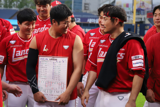 시라카와 게이쇼와 SSG 선수들. SSG 제공