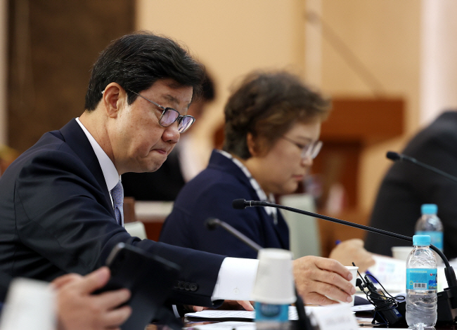 11일 오전 서울 종로구 정부서울청사에서 열린 제5차 의료개혁특별위원회에서 노연홍 위원장이 회의 시작에 앞서 물을 마시고 있다. 윤성호 기자