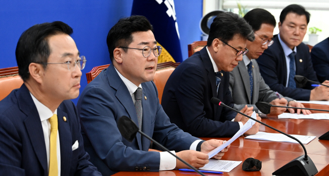 박찬대(왼쪽 두 번째) 더불어민주당 대표 직무대행 겸 원내대표가 11일 오전 국회에서 열린 정책조정회의에서 발언하고 있다. 왼쪽부터 박성준 원내운영수석부대표, 박 원내대표, 진성준 정책위의장. 곽성호 기자