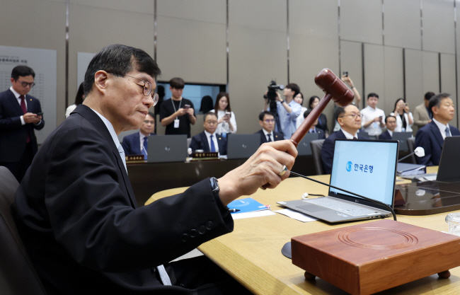 이창용 한국은행 총재가 11일 서울 중구 한은에서 열린 금융통화위원회에서 회의 시작을 알리는 의사봉을 두드리고 있다. 사진공동취재단