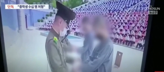 지난 10일 TV조선이 공개한 영상에서 북한 당국이 남한 드라마를 봤다며 중학생에게 수갑을 채우고 있다. 사진은 TV조선 영상 캡처.