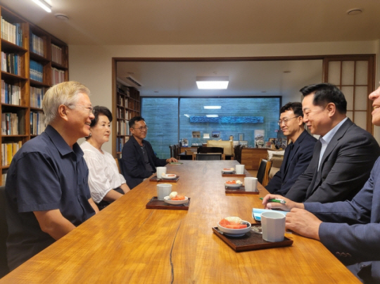 김두관 더불어민주당 당대표 후보가 11일 경남 양산 평산마을을 찾아 문재인 전 대통령과 대화를 나누고 있다. 김두관 후보 측 제공
