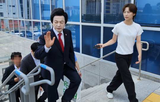 신도를 성추행한 혐의로 고소당한 허경영 국가혁명당 명예대표가 12일 오후 경기북부경찰청에 조사를 받기 위해 출두하고 있다. 뉴시스