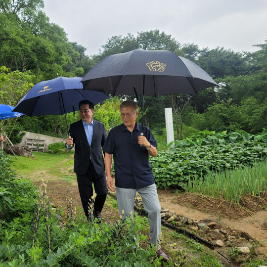 김두관 더불어민주당 당대표 후보가 11일 오전 경남 양산시 평산마을에서 문재인 전 대통령을 예방하고 있다.김두관 후보 캠프 제공