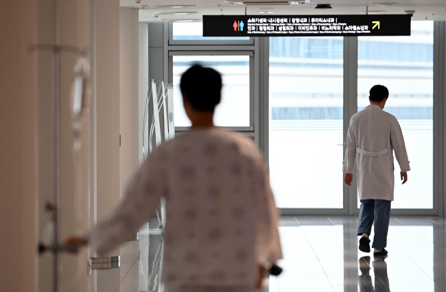 고려대 의대 교수들이 의대 증원 등에 반발해 무기한 자율 휴진을 시작한 12일 오전 서울 성북구 고려대 안암병원에서 의료진이 이동하고 있다. 박윤슬 기자