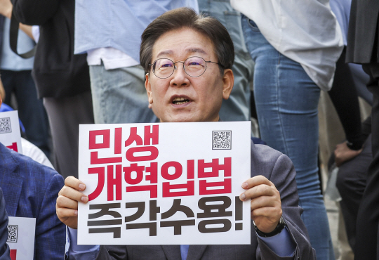 이재명 전 더불어민주당 대표가 13일 서울 광화문광장 인근에서 열린 채상병 특검법 거부 강력 규탄, 민생개혁입법 즉각 수용 거부권거부 범국민대회에서 구호를 외치고 있다. 뉴시스