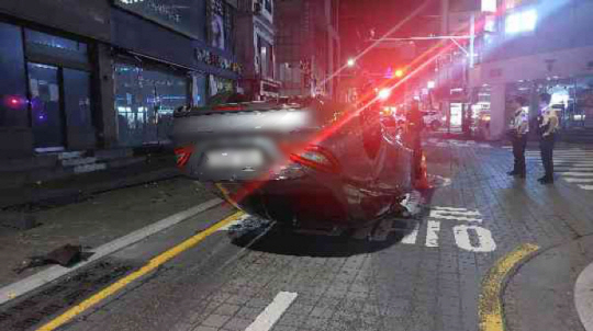 지난 13일 부산 도심에서 사고가 나 전복된 차량. 부산경찰청 제공