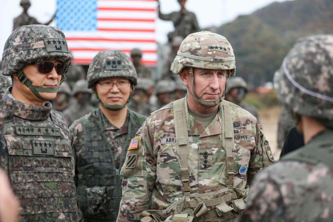 로버트 에이브럼스 전 한미연합사령관 겸 주한미군사령관이 지난 2019년 10월 23일 경기 포천시 미 8군 사격장인 로드리게즈 사격장에서 실시된 제5포병여단 실사격 훈련을 참관하고 있다.  주한미군 페이스북 캡처