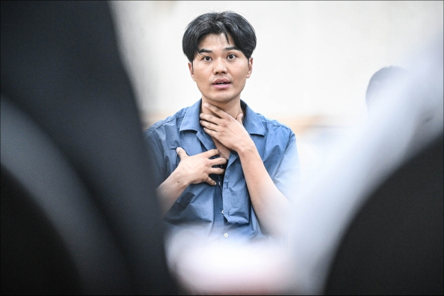 연극 ‘연안지대’의 김정 연출.