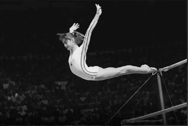 1976년 7월 18일 몬트리올올림픽에서 루마니아의 기계체조 선수 나디아 코마네치가 이단평행봉 연기를 펼치고 있다. AP 연합뉴스