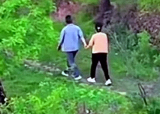 A씨의 아내가 산 속에서 직장 상사와 바람 피우는 모습. SCMP 보도 캡처