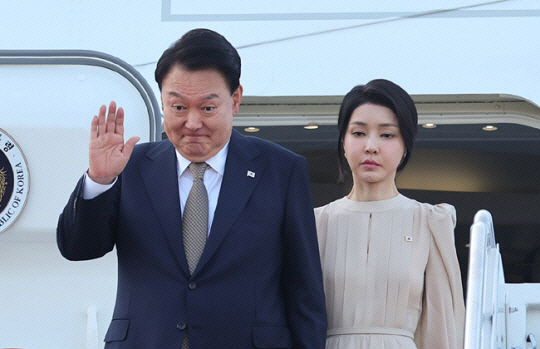 나토(북대서양조약기구) 75주년 정상회의 참석차 미국을 방문한 윤석열 대통령과 부인 김건희 여사가 10일(현지시각) 미국 워싱턴DC 인근 앤드루스 공군기지에 도착해 공군 1호기에서 내리며 인사하고 있다. 뉴시스