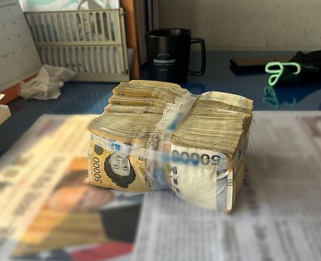 울산 한 아파트 화단에서 발견된 5000만 원 돈다발. 울산경찰청 제공