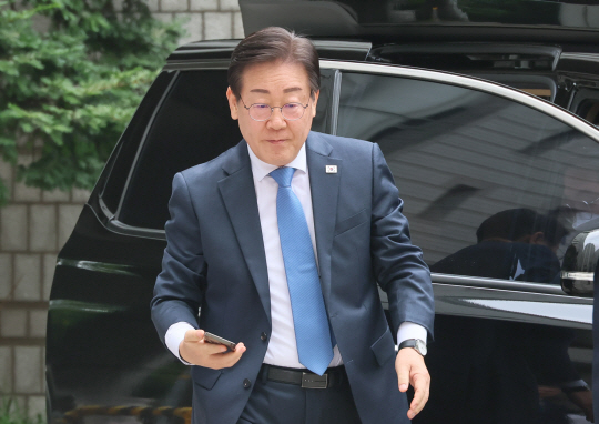이재명 전 더불어민주당 대표가 지난 12일 오후 서울 서초구 서울중앙지법에서 열린 공직선거법 위반 재판에서 출석하고 있다. 연합뉴스