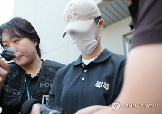 육군 12사단 훈련병 사망사건과 관련해 규정을 위반한 군기훈련(얼차려)을 실시한 혐의로 A중대장이 지난 6월 21일 오전 강원 춘천지방법원에서 열린 구속 전 피의자 심문(영장실질심사)을 마치고 법원을 나오고 있다. 연합뉴스