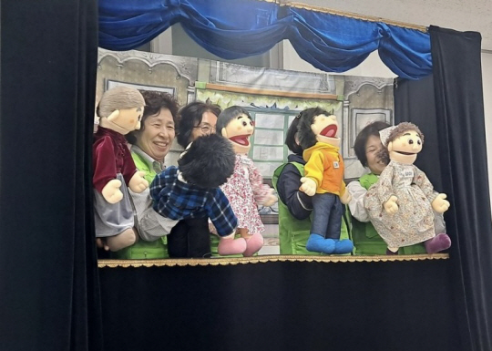 청춘스타인형극단(아동 시설 대상 막대인형극)공연이 진행되고 있다.중구청 제공