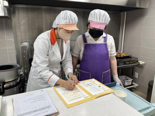전문 영양사가 소규모 사회복지시설을 방문해 지도하고 있다.강동구청 제공