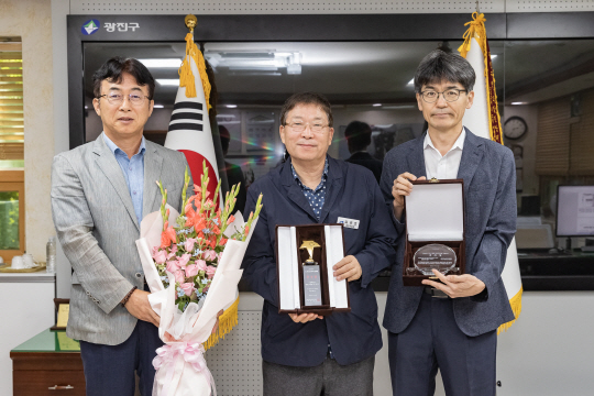 김경호(가운데) 서울 광진구청장이 우수행정 및 정책사례 우수상 수상을 기념하며 직원들과 사진을 찍고 있다. 광진구청 제공
