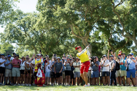 고국에서 열린 LIV 골프 대회에서 많은 갤러리의 응원을 받으며 경기하는 스페인의 세르히오 가르시아. AP뉴시스