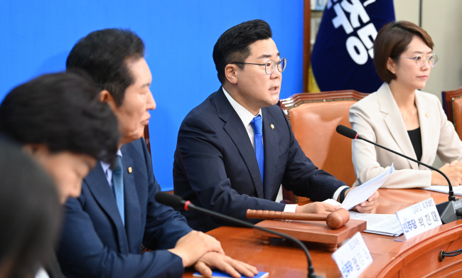 박찬대(오른쪽 두 번째) 더불어민주당 대표 직무대행 겸 원내대표가 15일 오전 국회에서 열린 최고위원회의에서 발언하고 있다. 박윤슬 기자