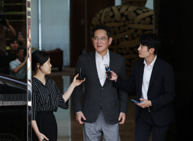 인도 방문을 마친 이재용 삼성전자 회장이 14일 오후 서울 강서구 서울김포비즈니스항공센터를 통해 귀국하며 취재진의 질문에 답변하고 있다. 연합뉴스