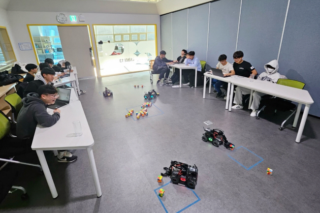 초중고생 AI·로봇 교육… 의령에 날마다 수백명 ‘우르르’ [지역소멸 극복 현장을 가다]