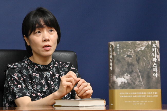 김숨 소설가는 서울 중구 문화일보에서 지난 8일 진행된 인터뷰를 통해 “참혹한 진실을 들여다볼 때마다 너무 힘들지만 증언이 계속되는 한 나도 계속 쓰겠다”고 말했다. 백동현 기자