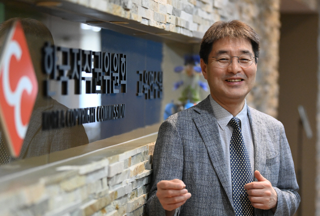 지난 10일 서울 용산구 한국저작권위원회 분원에서 만난 강석원 한국저작권위원회 신임 위원장은 인공지능(AI)이 화두가 되는 지금, ‘AI 저작권’에 대한 “제도적인 측면에서 기준이 필요하다”고 강조했다. 박윤슬 기자