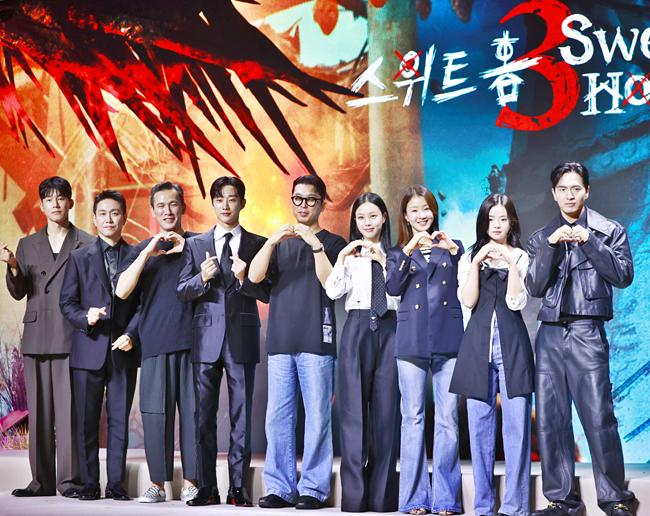 17일 서울 종로구 JW 메리어트 동대문 스퀘어 서울에서 열린 넷플릭스 시리즈 ‘스위트홈’ 시즌3 제작발표회에서 감독과 배우들이 포즈를 취하고 있다.(연합뉴스)