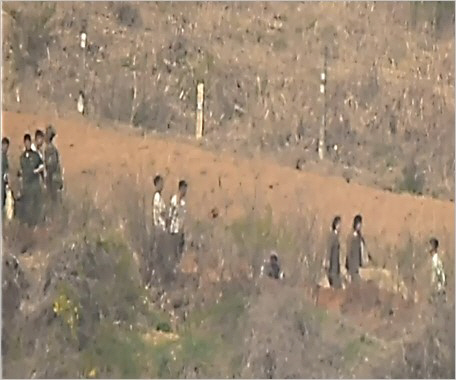 북한군이 휴전선 인근 전선지역에서 폭염 속에 무리하게 지뢰제거 작업을 진행 중인 가운데 여군들(오른쪽 3·4번째)이 동원된 정황도 포착됐다. 합동참모본부 제공