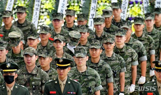 지난해 7월 22일 오전 경북 포항시 남구 해병대 1사단 내 김대식 관에서 엄수된 고 채 상병 영결식에서 한 해병대원이 눈물을 흘리고 있다. 뉴시스