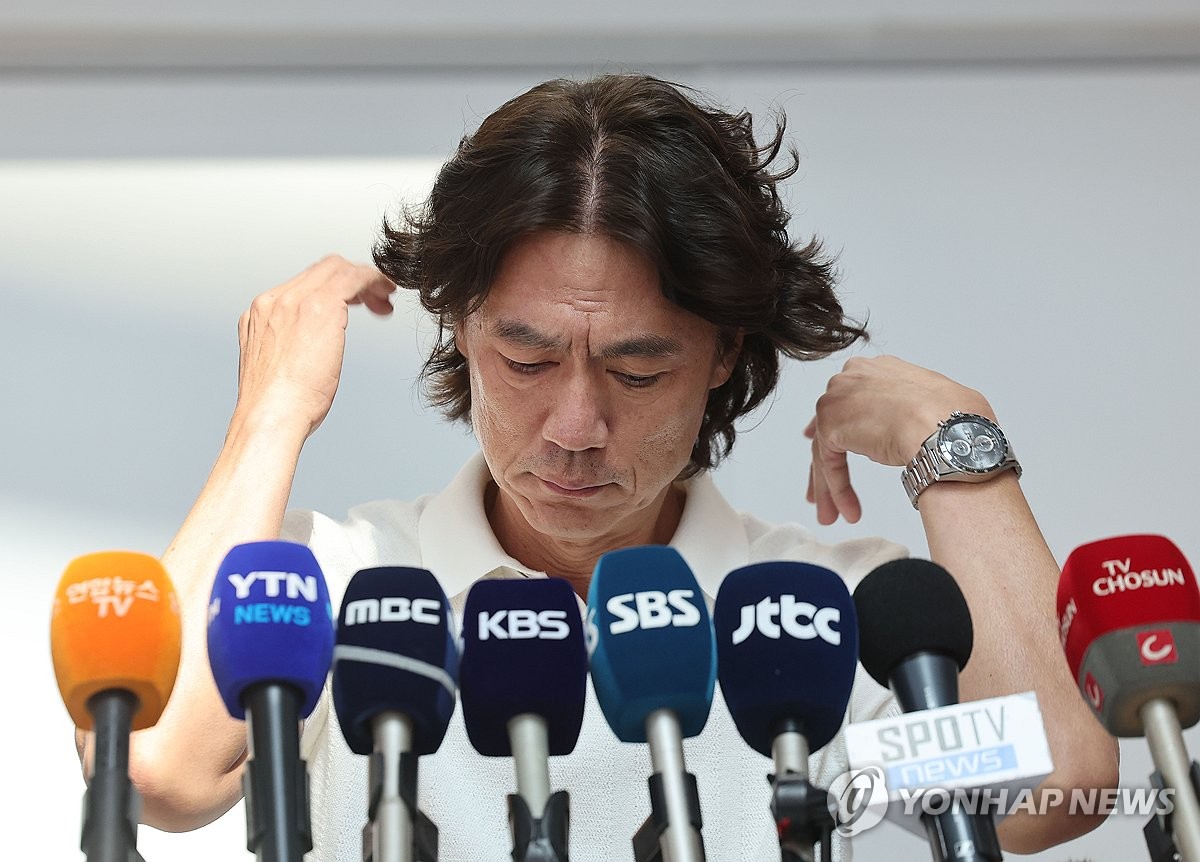 (영종도=연합뉴스) 한국 축구대표팀의 새 사령탑으로 선임된 홍명보 감독이 자신을 보좌할 외국인 코칭스태프 선임 관련 업무를 처리하고자 15일 오전 인천국제공항을 통해 출국하기에 앞서 취재진과 인터뷰하고 있다. 2024.7.15