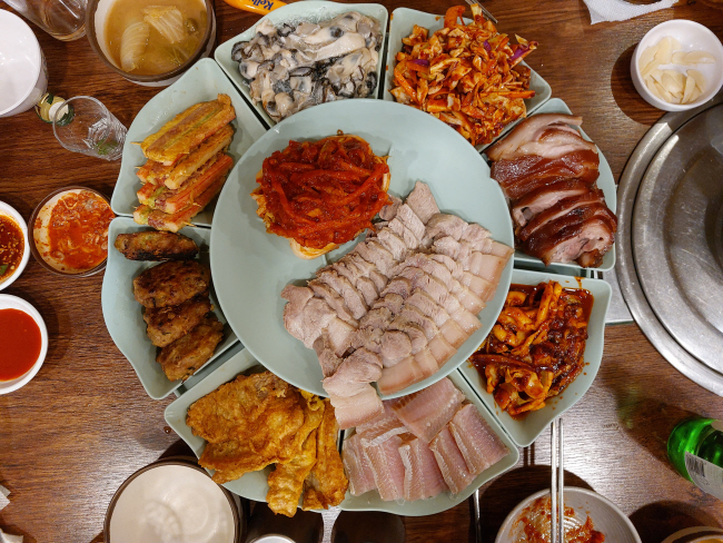 수육은 삼합에서도 당당한 주연급이다. 잘 삶은 수육은 삼합의 맛을 조화롭게 한다.