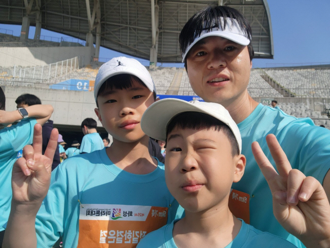 성정길 씨가 지난 5월 ‘화성 효 마라톤대회’에서 큰아들 한결(왼쪽), 작은아들 은결과 함께 5㎞ 완주 후 기념사진을 찍었다.